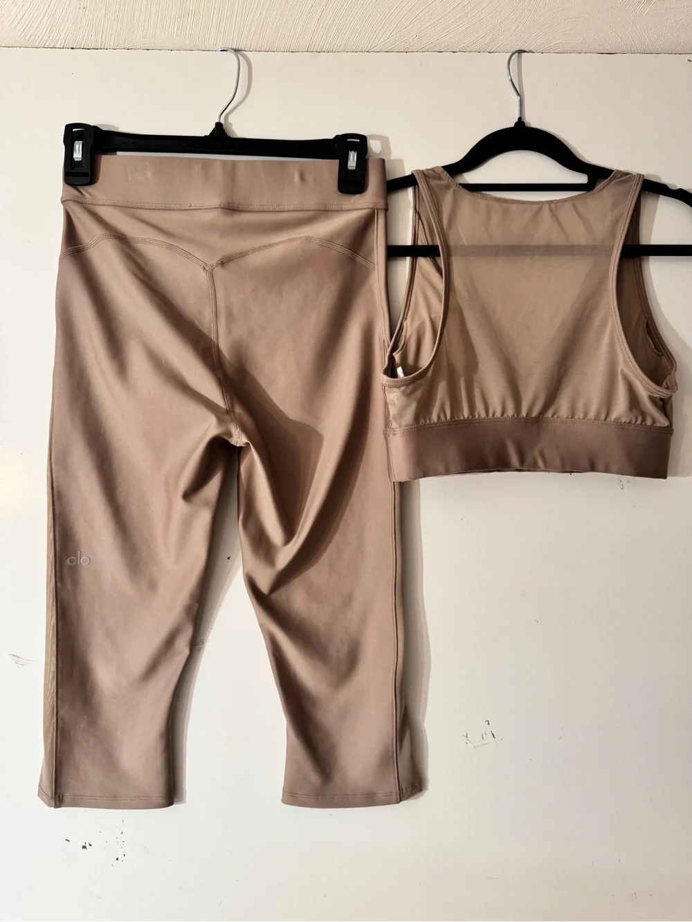 ALO Yoga, New Never Worn  Beige High-Waist Cropped Leggings & V-Neck Sports Bra